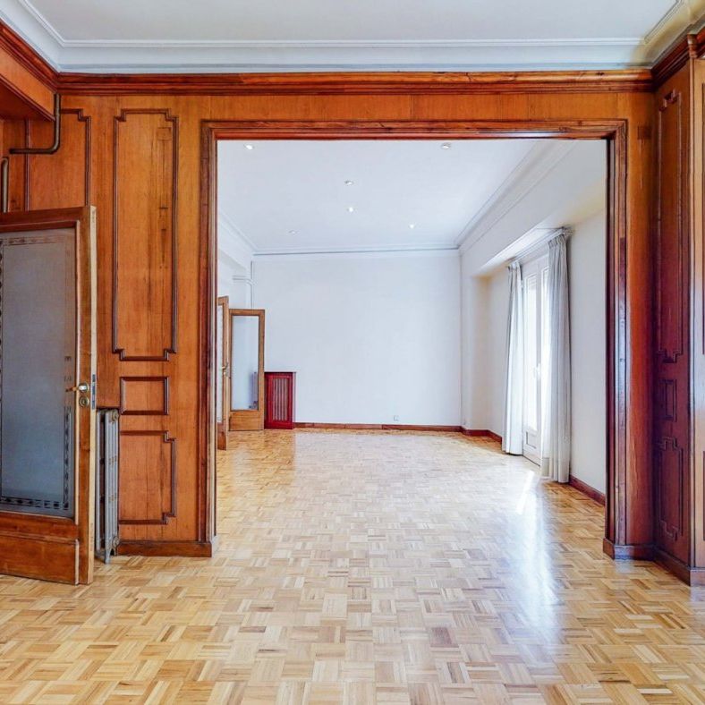 Large flat for rent in Valencia city center in a building of 1958 - Foto 1
