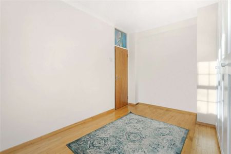 An immaculate three bedroom flat offering bright and airy living space ideally located close to transport links. - Photo 5