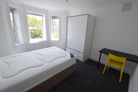 To Rent Bemister Road, Winton, Bournemouth, BH9 £3,120 pcm Tenancy Info - Photo 2