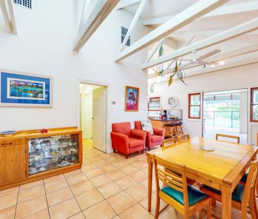 IMPRESSIVE FAMILY HOME IN FABULOUS LOCATION! - Photo 4