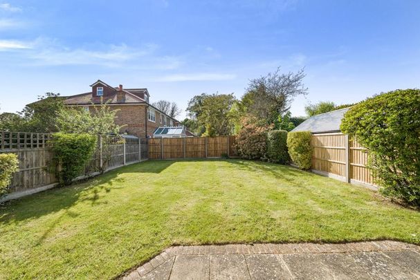 Green Lane, Hersham, Surrey, KT12 - Photo 1