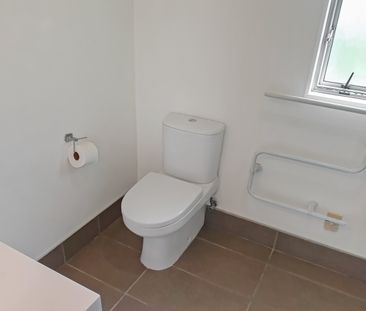 Fabulous 2 bdrm/double garage stand alone home - Photo 6