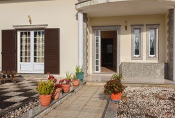 Floor of 2 bedroom villa, partially furnished and semi equipped in Requeixo!