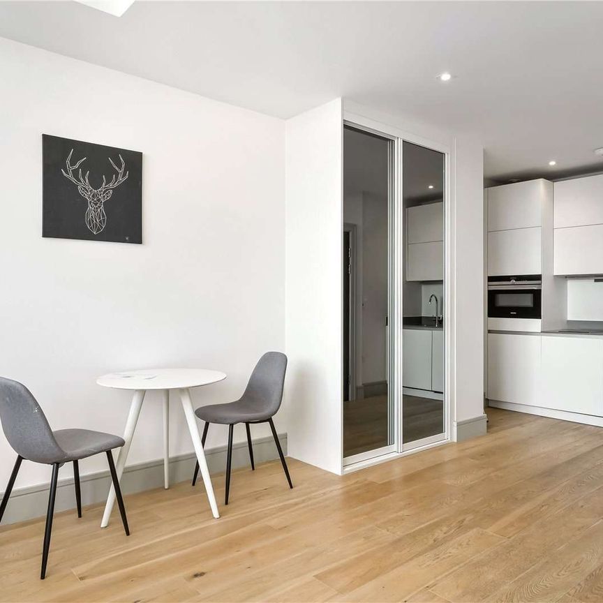 A Spacious, bright, open plan Studio flat with separate bedroom area situated in the centre of Whitechapel a short walk from transport links. - Photo 1