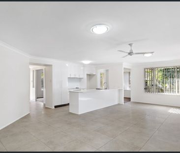 Spacious Family Home in Peaceful Birkdale Pocket - Photo 2