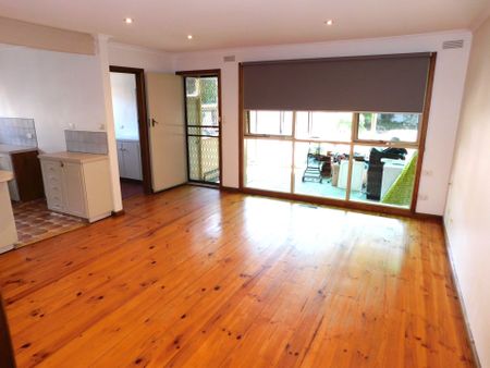 THREE BEDROOM FAMILY HOME IN GREAT LOCATION - Photo 3