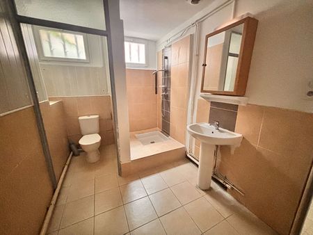 NIMES- MAGNIFIQUE MAISON DE VILLE T3 DE 60 M2 AVEC COUR , - Photo 5
