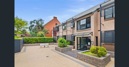 Spacious 1 bedroom apartment, great location- Enter from Iredale Street - Photo 3