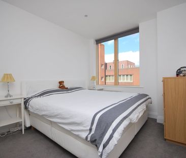 Flat to rent - Elmfield Road, Bromley, BR1 - Photo 3