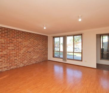 SPACIOUS 2-BEDROOM VILLA, QUIET COMPLEX, CLOSE TO SHOPS & TRANSPORT - Photo 1