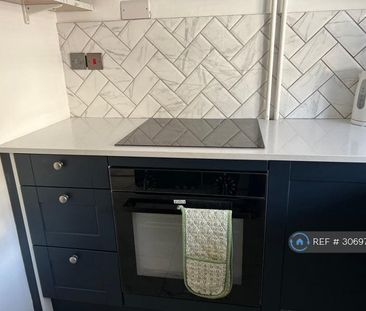 1 bedroom in a flat share to rent - Photo 5