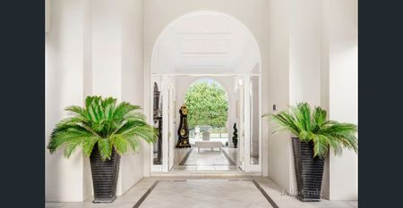 Sophisticated Panache elegance - Photo 2