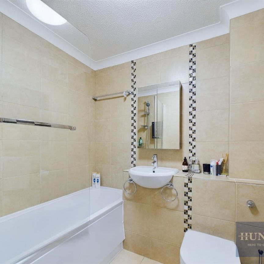 3 bedroom Flat To Let - Photo 1