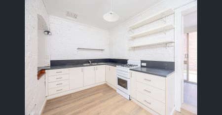 Prime Fitzroy living: Stylish two-bedroom terrace - Photo 2