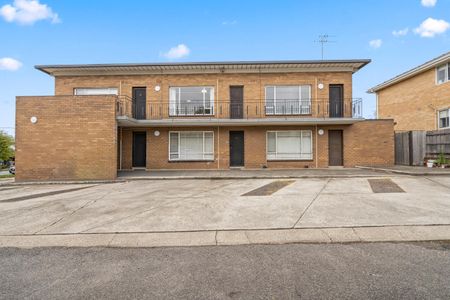 Stylish 1-Bedroom Apartment in the Heart of Essendon - Photo 2