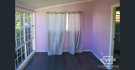 COMFORTABLE FAMILY HOME - Photo 3