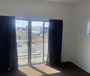 Modern Townhouse - Photo 3