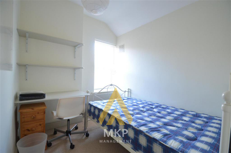 6 bedroom terraced house to rent - Photo 4