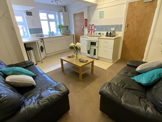 6 bedroom semi-detached house to rent - Photo 1