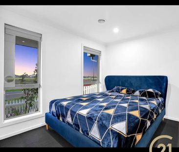 Modern Fully Upgraded Family Home – Prime Location & Ultimate Conve... - Photo 3