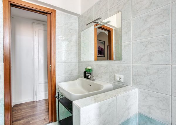 Large single room with balcony in Milan