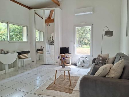 Location - Studio meublé de 27 m² avec terrasse couverte, parking, terrain et piscine communs - Photo 4