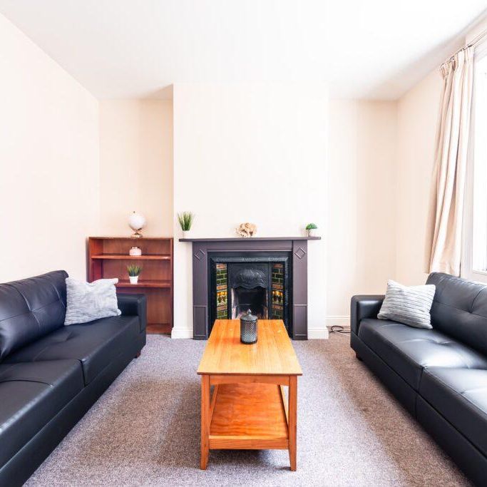 6 bedroom townhouse to rent - Photo 1