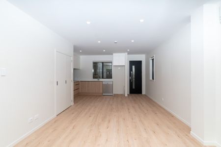 Brand spanking new upmarket three bedroomed townhouse - Photo 2