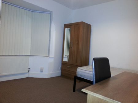 4 Bed End Terrace, Beeston Road, NG7 - Photo 3