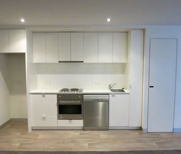 Stylish and Secure Apartment in the Heart of the Bay Street Precinct - Photo 3