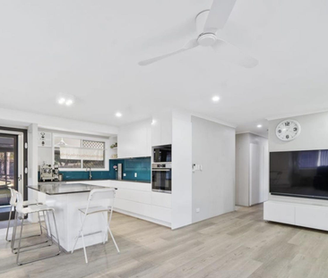 🏡 Family Home in Convenient Slacks Creek Location! - Photo 4