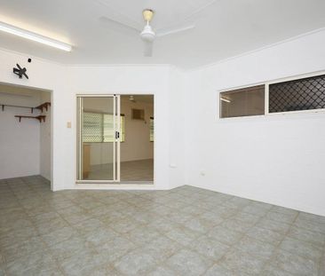 Airconditioned Home – Solar – No Rear Neighbours - Photo 2