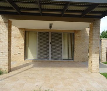 EXECUTIVE FAMILY HOME IN A QUIET COURT - Photo 5