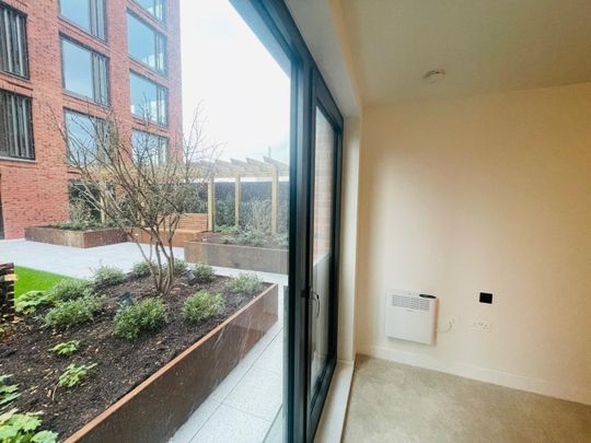 1 Bed Flat, Glasswater Locks, B4 - Photo 1