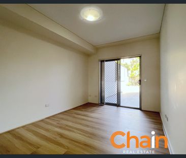 Modern 1 bedroom apartment at a convenient location - Photo 2