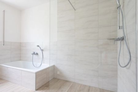 Moderne Wohnung im 1. Obergeschoss inklusive Einbauküche und zwei Außenstellplätze in Eitensheim! - Photo 2