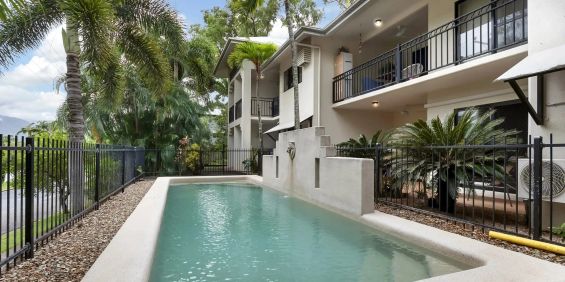 Vibrant coastal townhouse in the heart of Trinity Beach - Photo 3