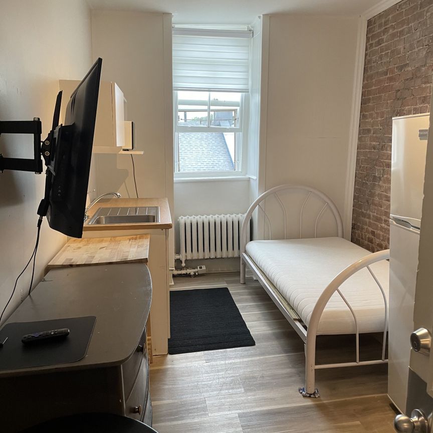 Superbe petit studio, Salle de bain commune, WIFI, rue Parvis - Photo 1