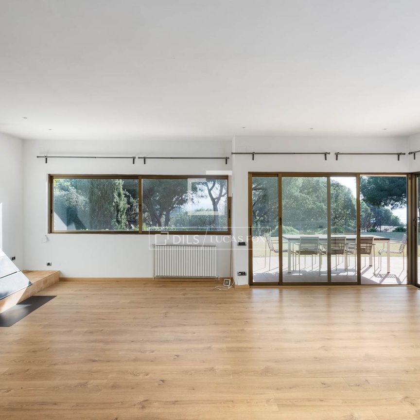 Spectacular 5-bedroom house for sale in a prime residential area of Sant Andreu de Llavaneres on the Maresme Coast - Photo 1