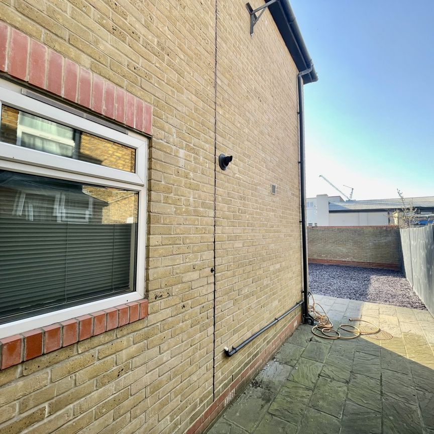 Modern and Newly Refurbished Detached House! Amazing Living Space & Garden, N8 0JX - Photo 1