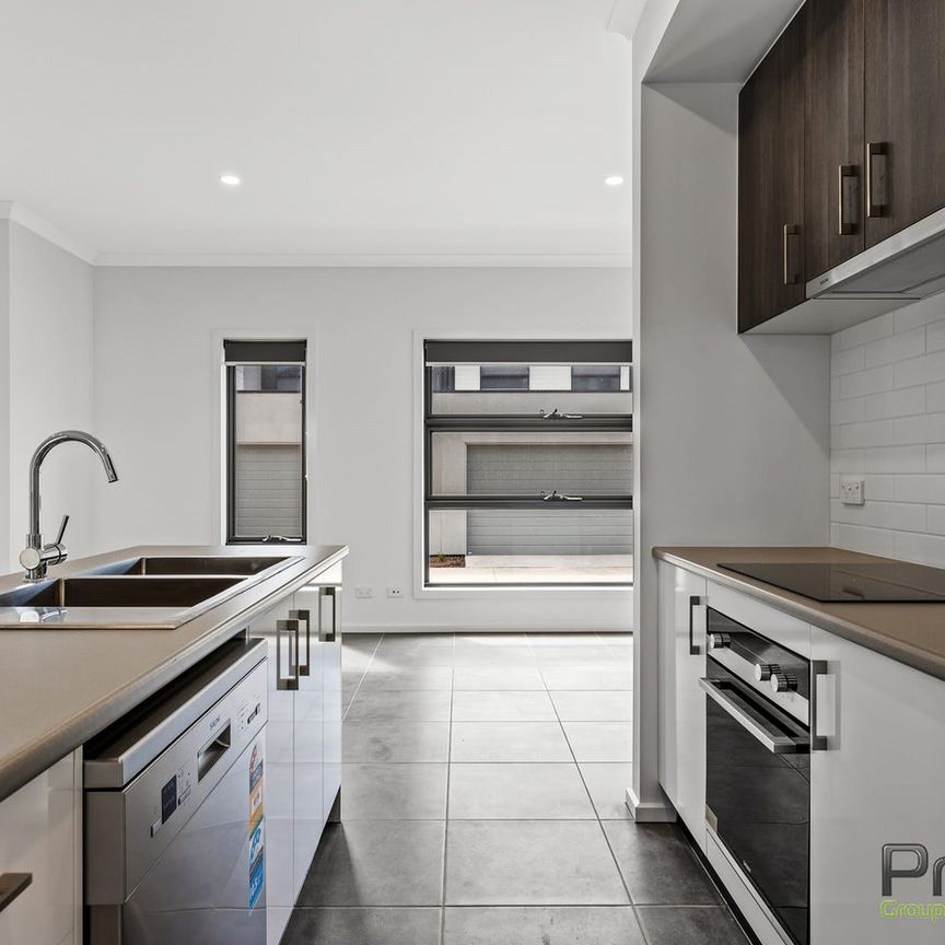 Low Maintenance Brand New Townhouse is Sure to Impress.... - Photo 1