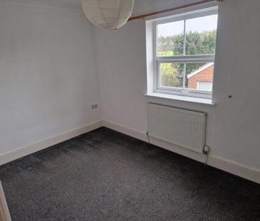 4 bedroom semi-detached house to rent - Photo 4