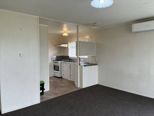 Tidy unit in block of three - Photo 1
