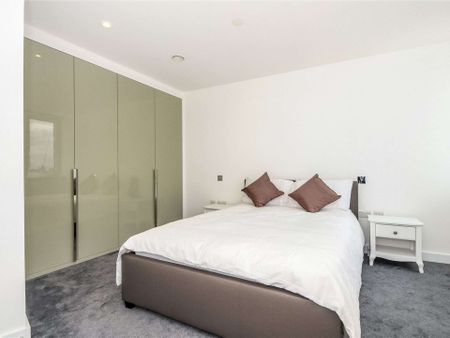 Savills are pleased to present a one bedroom apartment on the 10th floor in the Eagle Point. - Photo 4