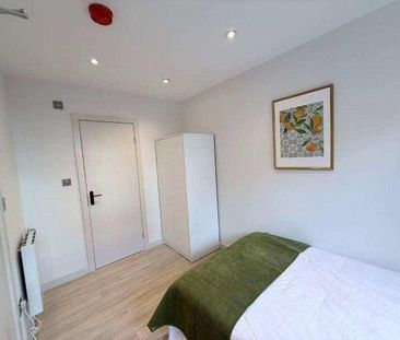 4 bedroom flat to rent - Photo 1