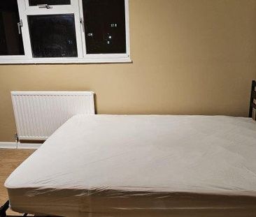 3 bedroom flat to rent - Photo 4