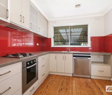 Terrific family living surrounded by greenery! - Photo 5