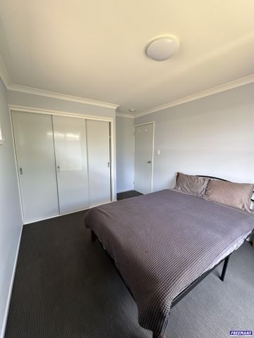 FURNISHED MODERN 4 BEDROOM, FULLY SERVICED, DOUBLE GARAGE, FENCED YARD! - Photo 4