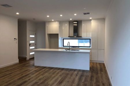 Modern 3 bedroom townhouse perfect summer location! - Photo 2