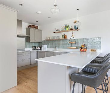 4 bedroom detached house to rent - Photo 1